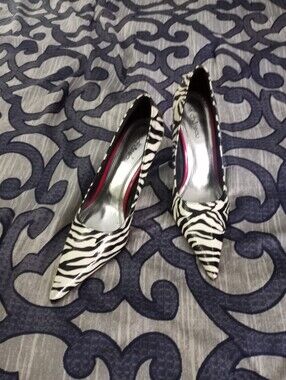 🎟LE CHATEAU 3" Stiletto Heel Zebra Print Pumps🎟